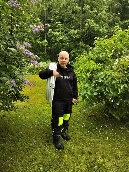 Asentaja letkuja olkapäillä