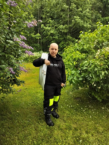 Asentaja letkuja olkapäillä